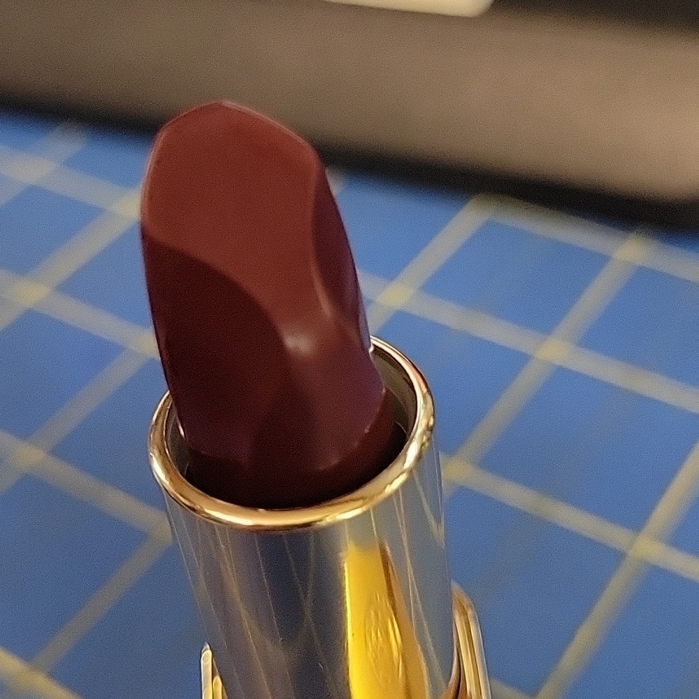 L'Oréal Paris Colour Riche The Reds Satin Lipstick, shade 190 Hopeful Red New - Picture 3 of 6